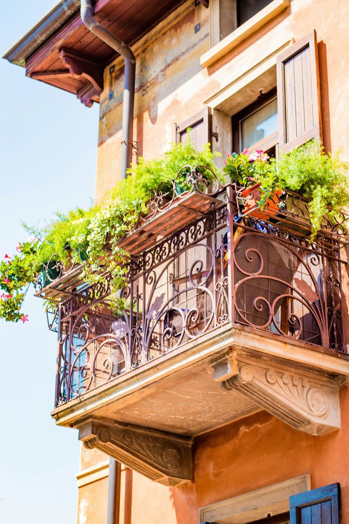 Balcony container garden with vegetables and herbs growing in pots in a small outdoor space, Gardening Hacks for Small Spaces